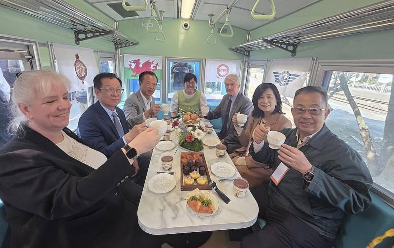 Guests enjoyed a Taiwan-UK themed afternoon tea inside the Blue Vintage Dining Car during the special exhibition at Suantou Sugar Factory