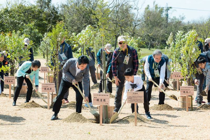 總統種下臺灣原生樹苗、覆土與澆水，象徵永續傳承