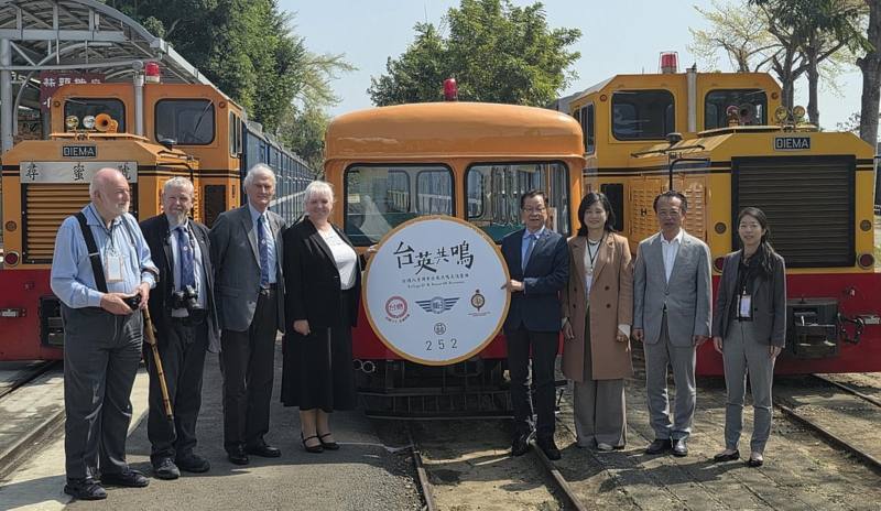 Guests of the TSC 80th Anniversary celebration posed for a group photo with the No. 252 inspection railcar at Suantou Sugar Factory