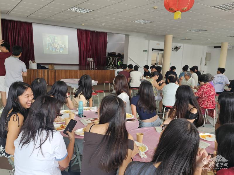 團員欣賞台灣行影片