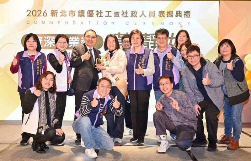 新北市政府社會局12日表揚169名績優社工暨社政人員，向長期投入社會福利工作、在第一線服務市民、陪伴弱勢家庭的社福人員致敬，市長侯友宜（後左3）也與獲獎團隊合影。（新北市府新聞局提供）