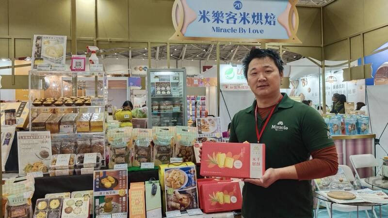 2026台北烘焙暨設備展12日在南港展覽館正式開幕，來自宜蘭的「米樂客」用宜蘭生產的米結合在地三星蔥和鴨賞製作鹹蛋糕、蛋捲等，盼將特色米點心推廣出去。