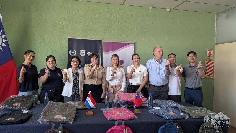 「愛心書包捐贈儀式」活動後，臺灣與會僑民與省府同仁一同合影