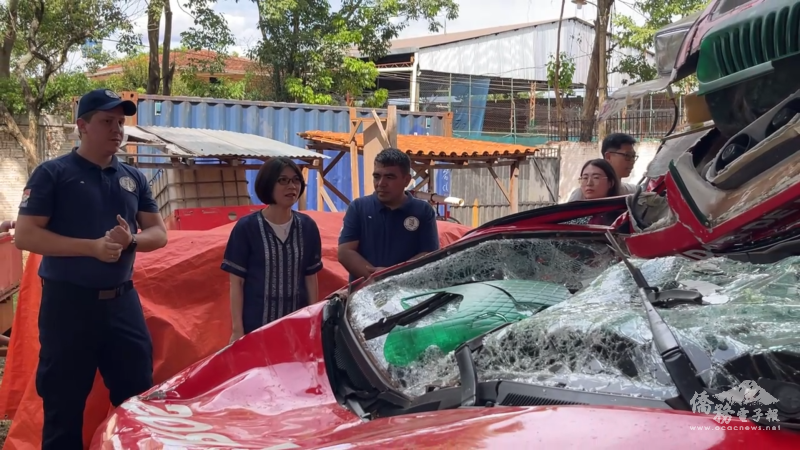 薩拉特向陳慧芬說明當天意外情況與災損項目