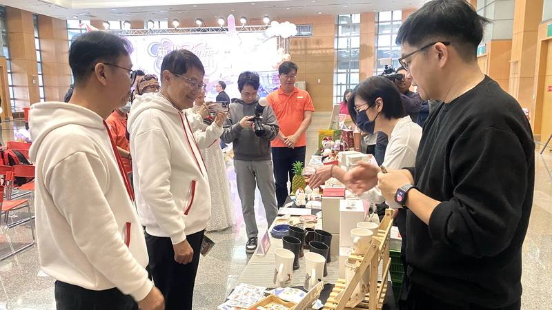 新北市觀旅局12日舉行「新北Chill好玩 春聚馬上出發」春季系列活動記者會，新北市產業觀光促進發展協會理事長許世鋼（前右）向副市長陳純敬（前左2）介紹鶯歌老街的陶瓷產品與手作活動。