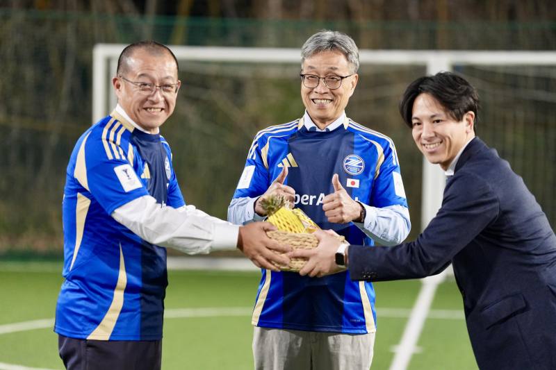 農業部陳駿季部長(中)聯合日本都樂公司青木寬社長(左)致贈水果予町田澤維亞足球俱樂部上田武藏代表(右)