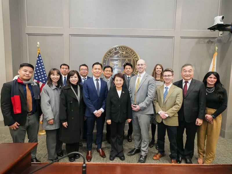 Taichung Mayor Lu Shiow-yen (front center) visits Manchester, New Hampshire, on Thursday (U.S. time), the first day of her 11-day U.S. visit. Photo courtesy of Taichung City government