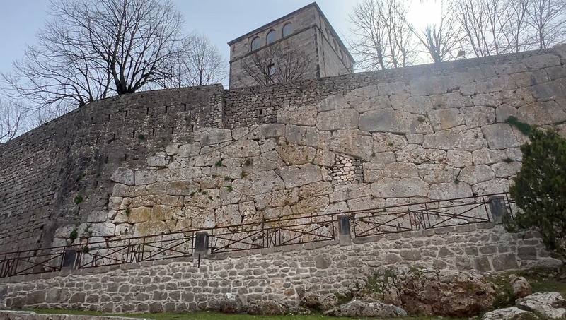 義大利中部古城阿拉特里擁有歐洲保存最良好的巨石衛城建築，如何將巨石無縫堆砌為城牆，其工法迄今仍吸引許多考古與建築學家研究。