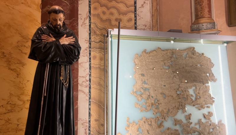 阿拉特里保留有天主教知名聖人聖方濟各留下的「斗篷」，成為朝聖景點。