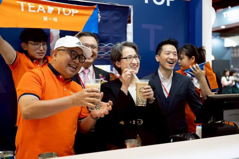 副總統參觀展場攤位及體驗製作珍珠奶茶