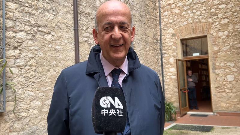 阿拉特里市長強佛洛卡接受中央社訪問介紹當地參訪亮點。他提到該城每年夏季都會舉辦國際民俗藝術慶典，過去也曾有台灣團體參加。