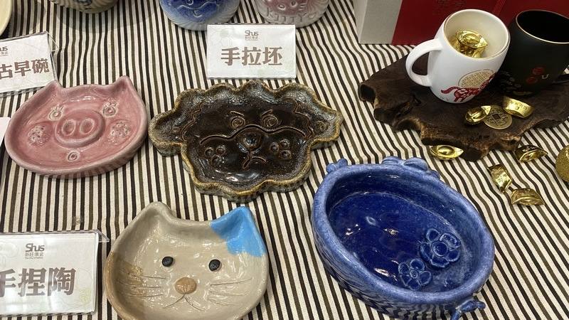 「新北Chill好玩 春聚馬上出發」春季系列活動記者會12日上午在新北市政府舉行，現場攤位展示鶯歌陶瓷老街的許新旺陶瓷紀念博物館手作體驗成品。