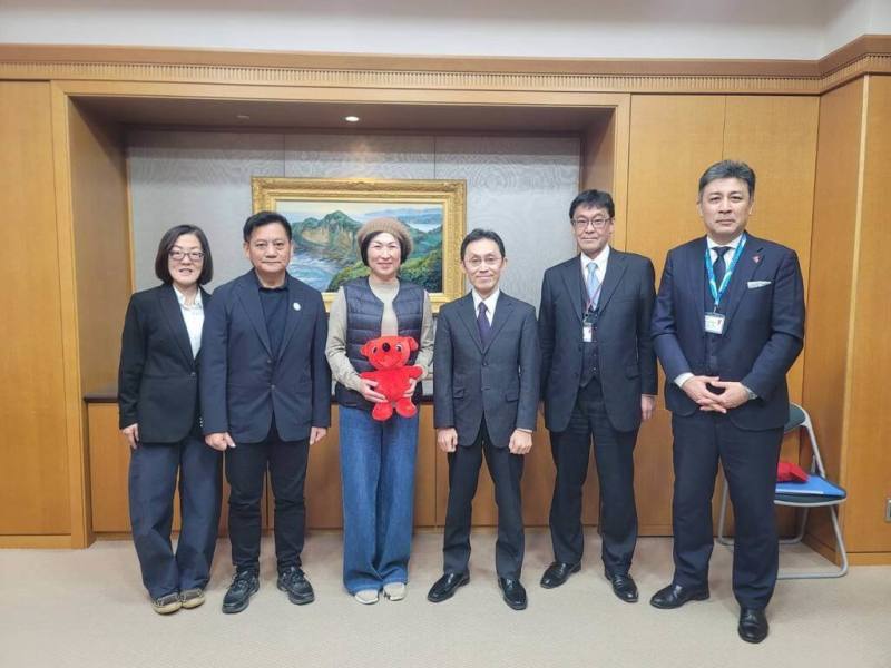 台東縣長饒慶鈴（左3）率團赴日，12日和縣府團隊前往日本千葉縣廳進行交流參訪。（台東縣縣政府提供）