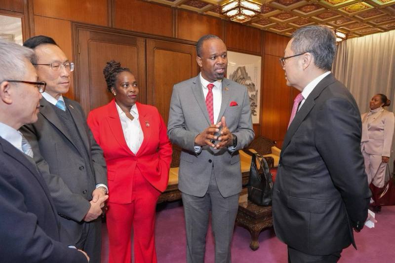 外交部政務次長陳明祺（右一）款宴並與聖克里斯多福及尼維斯聯邦工程部長梅納（Konris Maynard，右二）及永續發展暨環境部長柯拉克（Joyelle Clarke，右三）寒暄晤談