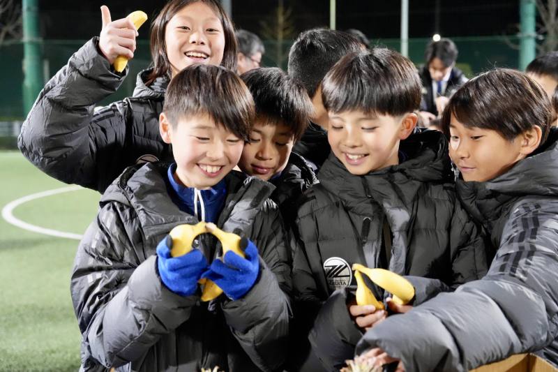 町田澤維亞足球員品嚐台灣香蕉