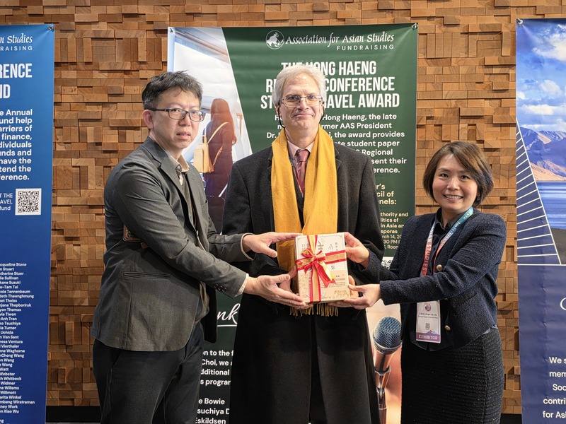國家圖書館博士黃文德（左）和駐溫哥華辦事處處長劉立欣（右）捐贈書籍給亞伯達大學，由東亞研究中心主席傅雲博（Daniel Fried，中）代表接受。這次台灣捐贈的書籍共400多本。