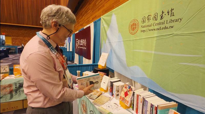 美國亞洲研究學會年會今年在加拿大溫哥華舉行，展出的書籍種類多元，對許多研究者來說，台灣的學術自由和豐富又有深度的出版品，是他們研究的珍貴資產。