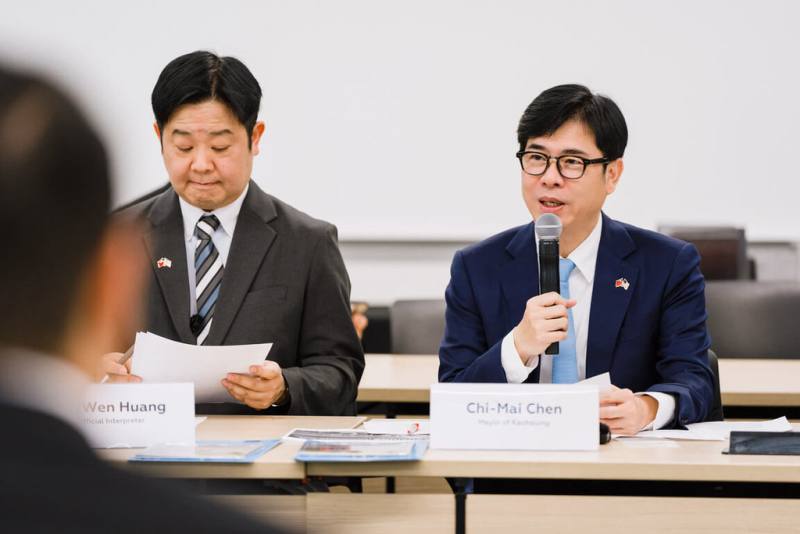 高雄市長陳其邁（右）於美國時間12日出席亞利桑那產官學界圓桌論壇，對話聚焦強化半導體全球供應鏈韌性及國際人才培育。（高雄市政府提供）