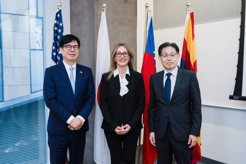 高雄市長陳其邁（左）與熊本縣副知事竹內信義（右）共同率團拜會亞利桑那州商務廳總裁珊卓．華森（Sandra Watson）（中），寫下高雄、熊本與亞利桑那州三方首度聯合對話的歷史新頁。（高雄市政府提供）