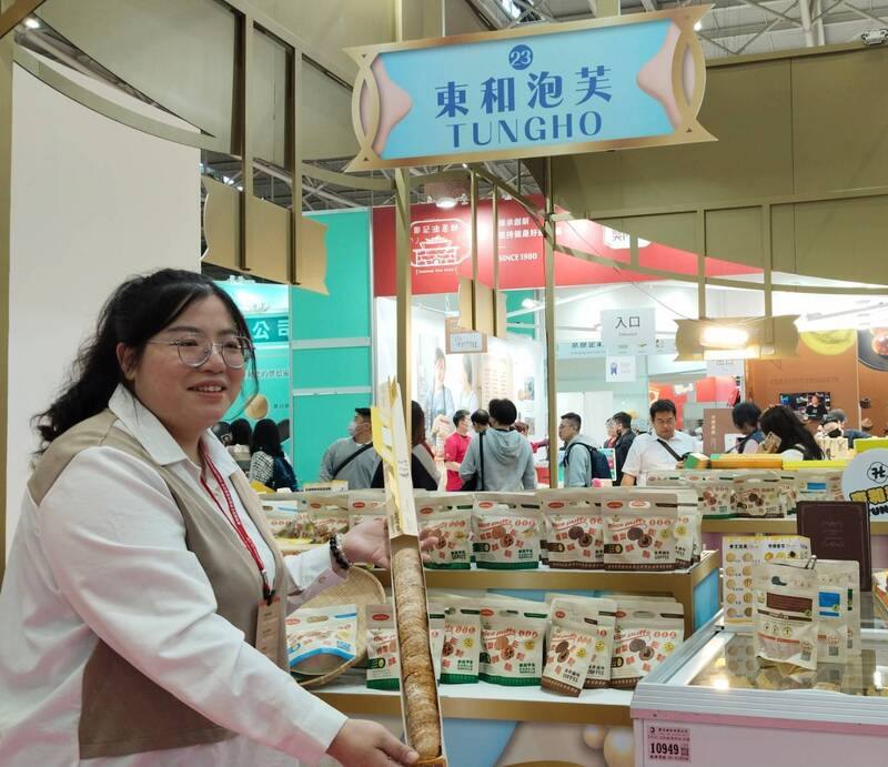 2026台北烘焙暨設備展12日起一連4天在台北南港展覽館舉行，來自雲林的「東和泡芙」現場展出長達60公分的閃電泡芙，好吃又吸睛。