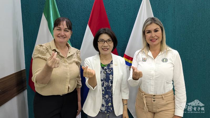 捐贈儀式前，駐東方市總領事館總領事陳慧芬（中）提早前往伊省省府，與省長夫人柏南茜（左）及省議長韋拉格絲（右）針對各項議題交換意見