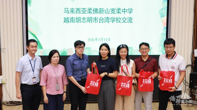 胡志明市臺灣學校赴馬來西亞、新加坡交流參訪，師生透過校際互訪與文化交流拓展國際視野，活動圓滿成功並合影留念。