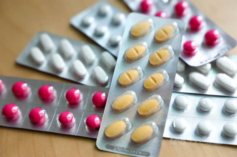 為了確保藥品供應穩定並優化藥價調整機制，政府正準備著手檢討行之有年的藥品費用支出目標制（DET）。圖為家庭常備止痛藥等藥品。（中央社檔案照片）