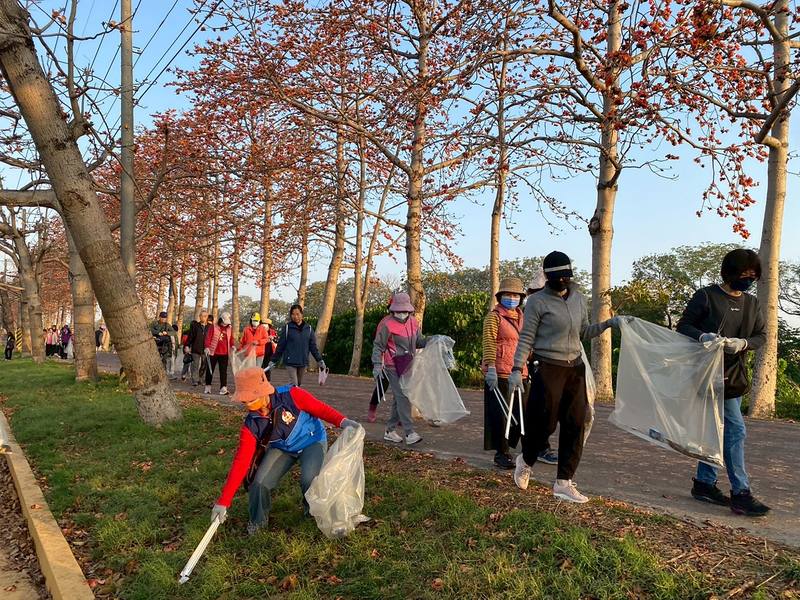 彰化縣埤頭鄉公所14日號召民眾沿木棉花道健行並撿拾垃圾，共清出超過1.5公噸垃圾、約500公斤回收物、約1.8萬支菸蒂。（彰化縣埤頭鄉公所提供）