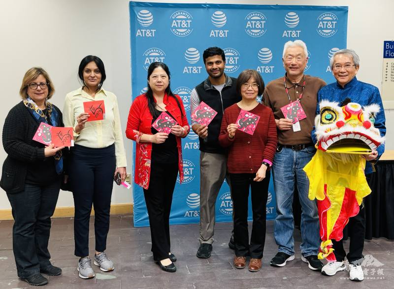 AT&T 主任徐昭仁(右一)特別邀請新海TCML前來AT&T同慶農曆新年