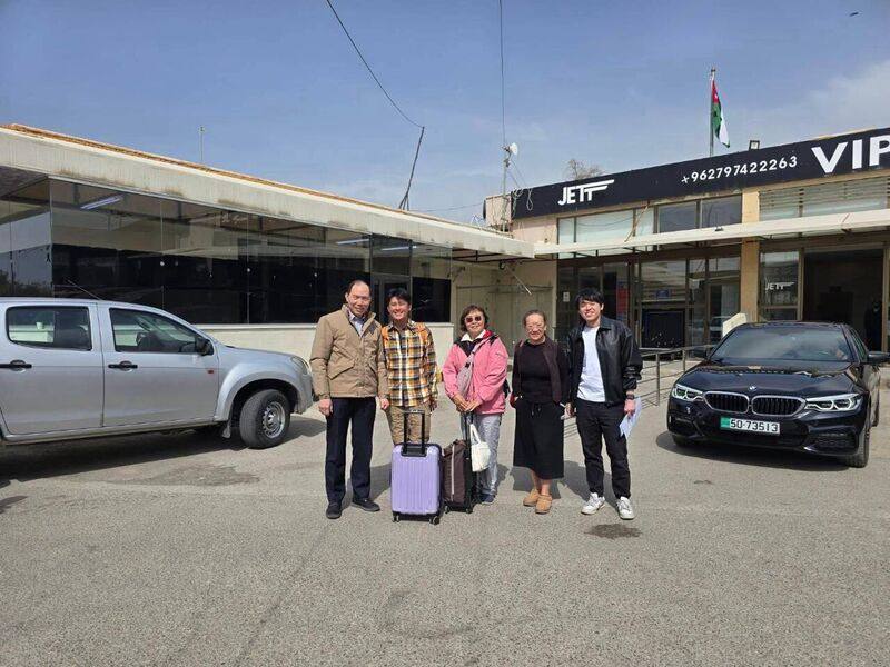 駐以色列代表處秘書林芝（右2）、陳子堯（右1）協助民眾自以色列赴邊界，並由駐約旦大使楊心怡（左1）協助民眾自約旦搭機離境。（外交部提供）