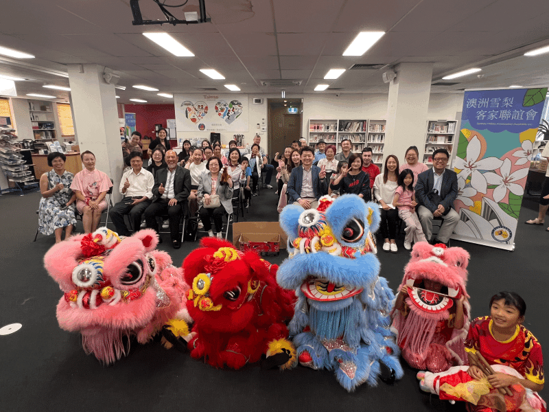 舞獅團表演祝賀天穿日小過年節日