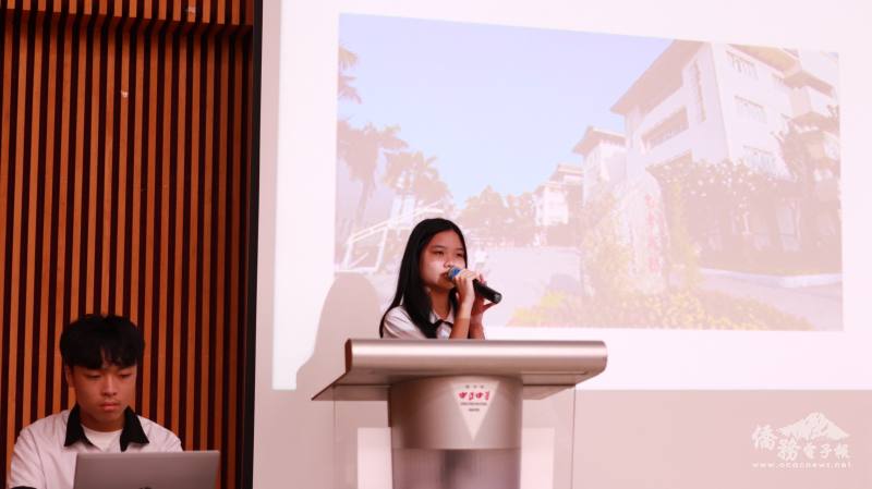 胡志明市臺灣學校赴馬來西亞、新加坡交流參訪，劉佳霓同學向當地學生介紹臺校教學特色