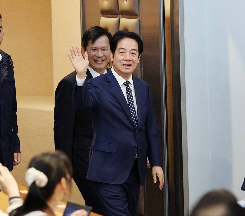 總統賴清德（前）14日在外交部長林佳龍（後）陪同下出席「台灣總統直選30週年與民主韌性研討會」，進場時向大家揮手致意。中央社記者郭日曉攝