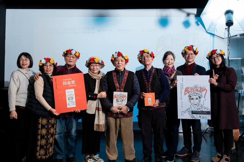 傳藝中心台灣音樂館重新修訂「卑南族音樂家陸森寶生命史暨音樂創作專輯」，13日舉行發表會，台灣音樂館主任賴世哲（右2）、前原民會主委孫大川（左3）與音樂家陸森寶家屬共同合影。（國立傳統藝術中心提供）