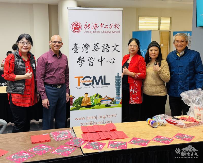 左起：毛立楓、Abdulla Udaipurwala、江海寧、邱淑慧、徐昭仁開心合影，見證企業與社區文化交流的美好時刻