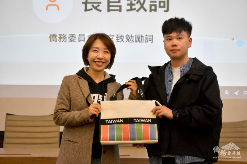 李姸慧致贈紀念品給講座主講學員