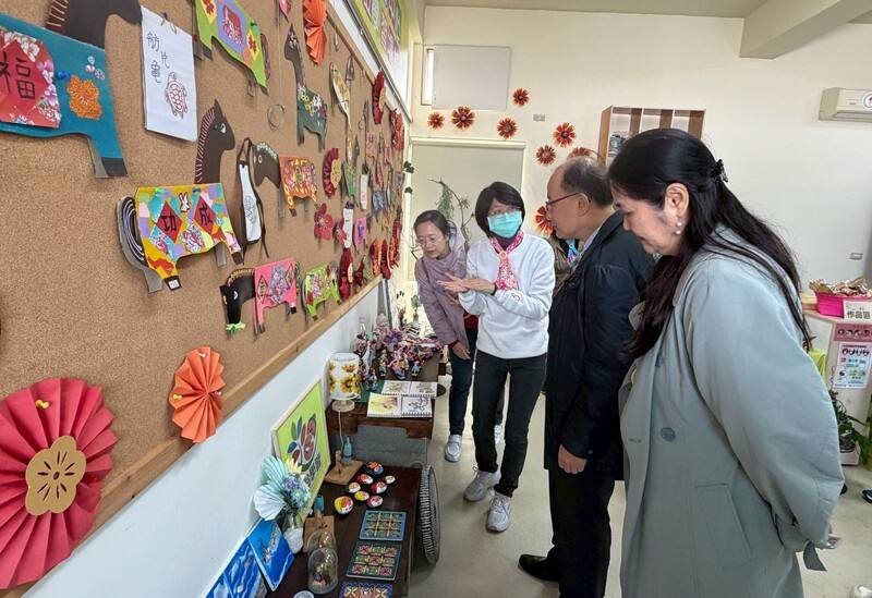 澎湖縣推動高齡者終身學習有成，教育部終身教育司長梁學政（右2）等人12日抵澎訪視，盼持續推動樂齡教育與數位學習場域建置，讓更多長者能在友善多元的環境中學習。（澎湖湖西鄉公所提供）