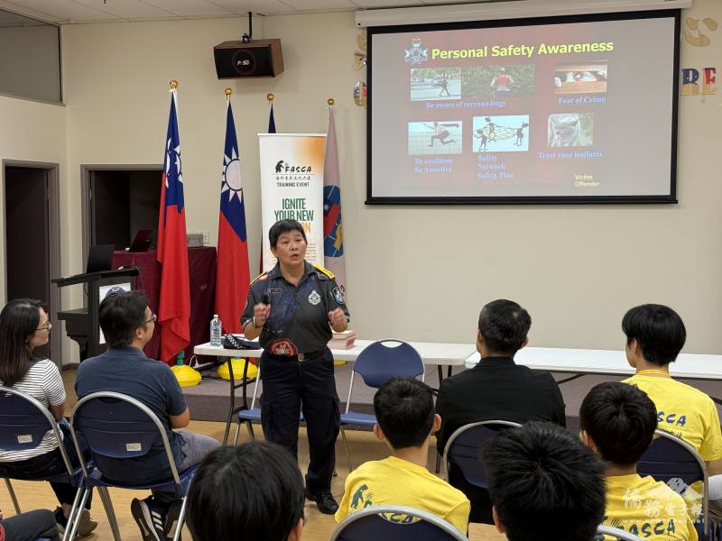 警官Weng-Mun Sum生動講解提醒生活中各項安全案例