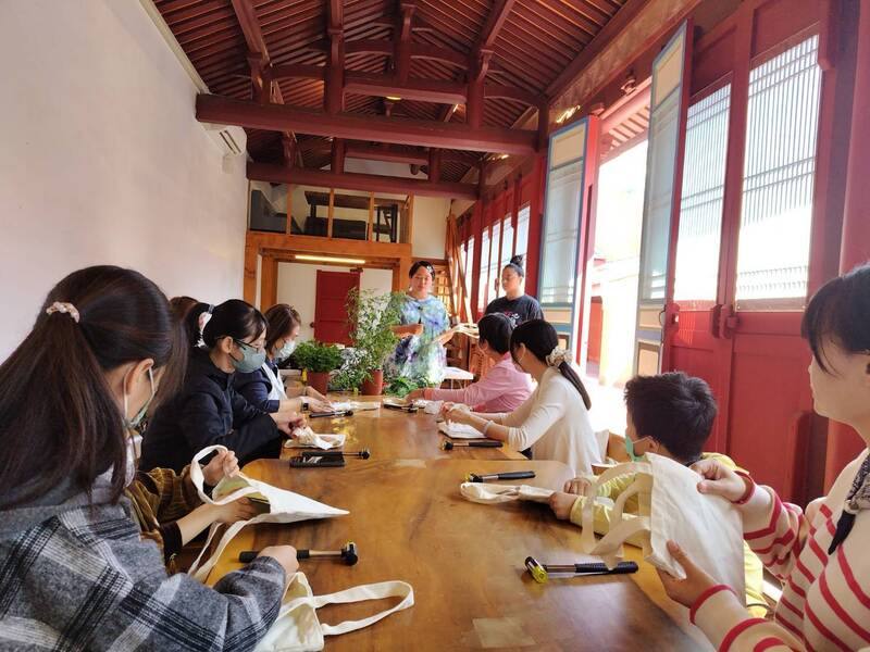 屏東書院14日舉行「植樹綠屏東」系列活動，植物敲染手作DIY由專業老師指導民眾利用當季植物葉片，透過敲擊轉印在布提袋上，創造出專屬自然圖樣。（屏東縣政府提供）