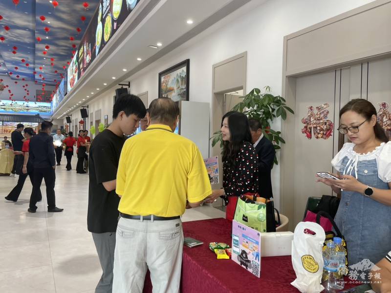 僑務組於現場辦理「揪團辦卡享好康」i僑卡推廣活動，與僑胞熱切互動並說明持卡權益