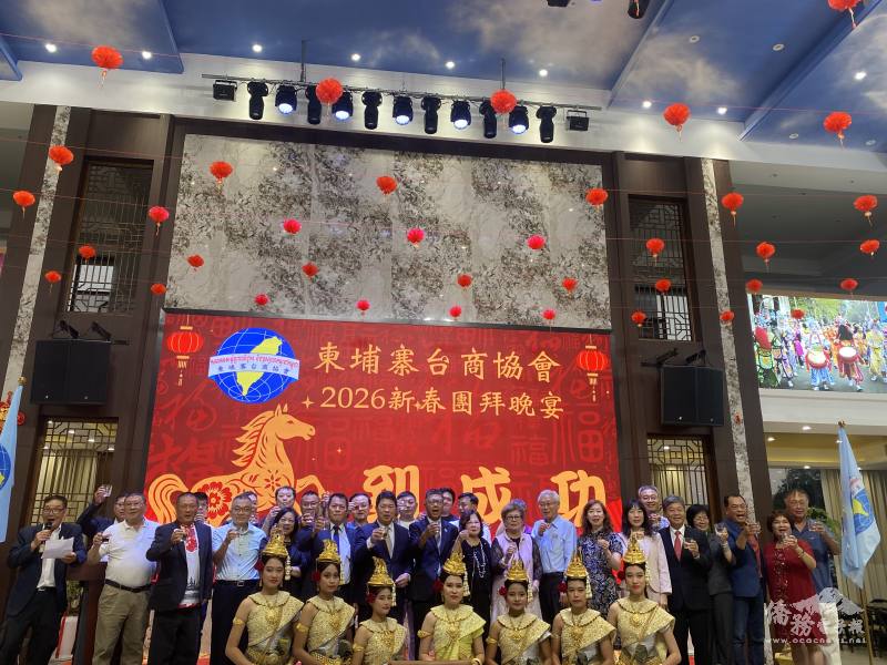 陳來埤率理監事與貴賓共同舉杯，祝賀開工大吉