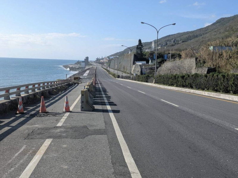 花東海岸公路台11線大坑至海洋公園路段，長年受海浪侵蝕以致路基掏空，公路總局3月16日起展開修復工程，施工管制時間達7個月，呼籲用路人遵守交通引導。（公路局東區養護工程分局提供）