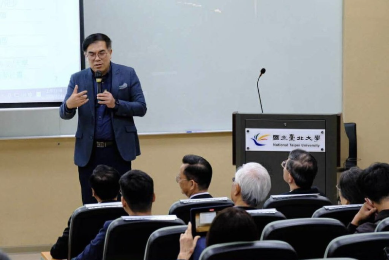 台北大學自然資源與環境管理研究所所友會14日舉行成立大會，環境部長彭啓明（左）出席致詞表示，循環經濟是環境策略、更是工作，環境管理已走向新時代，須用新思維提高管理能力，提升國家永續韌性。（台北大學自然資源與環境管理研究所提供）