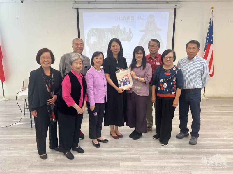 政大北加校友會會長張秀貞(右四)親自向曾慶群(中)致贈紀念品