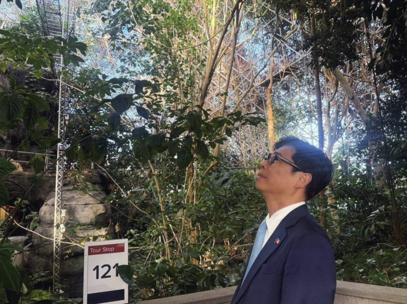 高雄市長陳其邁參訪美國，參觀封閉式生態系統研究設施「Biosphere 2（生物圈2號）」，借鏡生態研究與環境教育經驗，作為高雄推動相關場域重要參考，加速推動淨零減碳。（高雄市政府環保局提供）