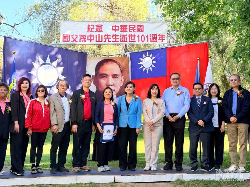 包括聯邦眾議員趙美心（右六）、加州眾議員方樹強（右四）等民選官員與嘉賓一同緬懷孫中山