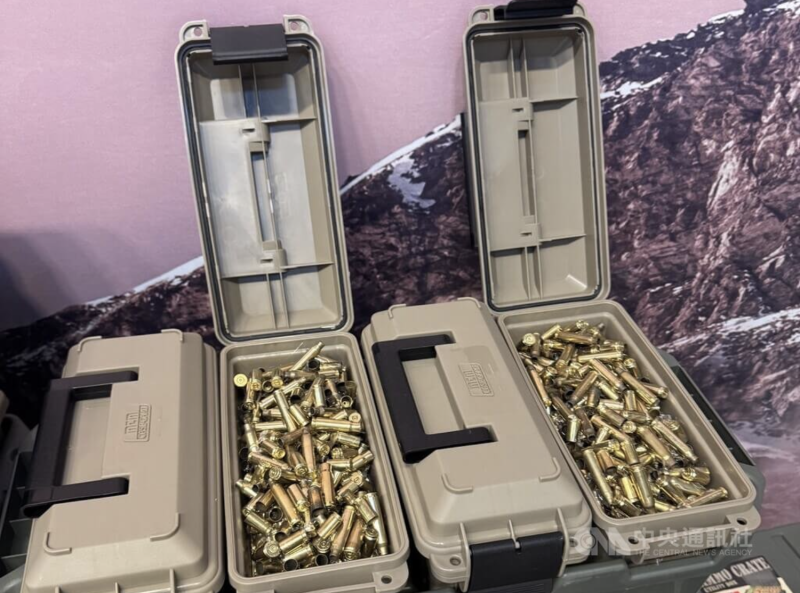 武裝中立是瑞士長久的國家政策，軍火工業為保護國家而生，才能提供外交政治中立的真正保障。目前外銷武器最大國為德國，美國為次