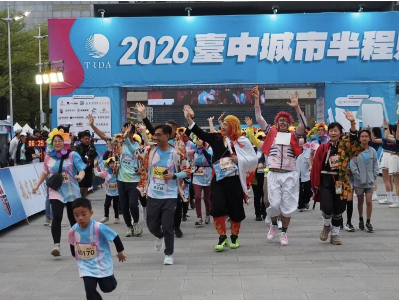 台中城市半程馬拉松15日登場，台中市運動局長游志祥（前中）與花朵變裝組民眾一起繽紛起跑。（中市府提供）