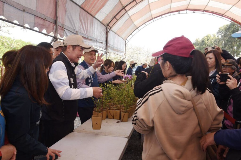 響應植樹月，苗栗縣政府與林保署新竹分署14日在竹南鎮官義渡自然公園舉辦植樹節活動，發放2000株原生苗木給民眾，盼為土地扎根，強化環境韌性。（苗栗縣政府提供）