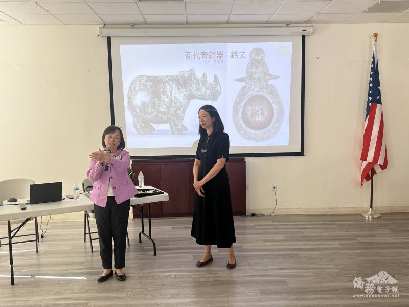 展卷社社長章蓓蓓(左)感謝曾慶群(右)專題講座